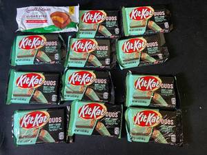 lot 59 image: T4 - Collection of 10 Kit Kat Duos Mint  Dark Chocolate Bars