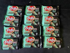 lot 64 image: T4 - Lot of 10 Kit Kat Duos Mint Dark Chocolate Bars
