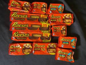 lot 78 image: B5 - Assorted Reeses Peanut Butter and Caramel Big Cups - 12 Pack