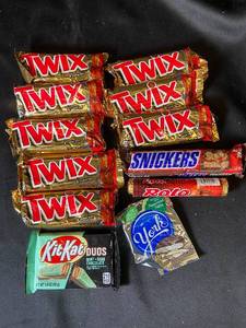 lot 84 image: B5 - Assorted Chocolate Candy Bars Collection