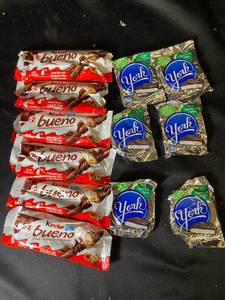 lot 98 image: C5 - Assortment of Kinder Bueno and York Peppermint Patties