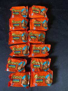 lot 128 image: C4 - Set of 10 Reeses Caramel Big Cup Candy Packs
