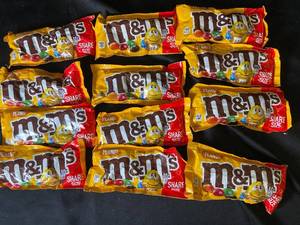 lot 165 image: Y4 - Lot of 10 Packs of M&Ms Peanut Candy Share Size