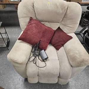 lot 15 image: Lazy Boy Electric Lift Chair, Works Well