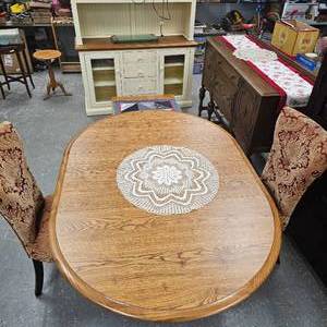 lot 17 image: Beautiful Solid Oak Table with Leaf and Chairs