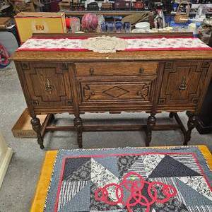 lot 20 image: 19th Century Classic Buffet, Oak