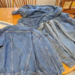 lot 23 image: Levi and Wrangler Denim Jackets