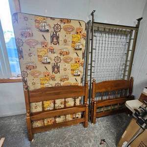 lot 27 image: Set of Very Vlean Bunk Bed Frames wMatresses