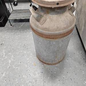 lot 29 image: Atwater Creamery 1958 Milk Can