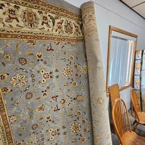 lot 32 image: Area Rug Approx 7ft x 12 ft