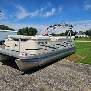 lot 41 image: 2004  Sweetwater 20 Pontoon, 2004 50 HP 4 Stroke Yamaha