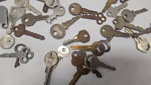 lot 4 image: Lot of 50 Vintage Keys(GM and Others)