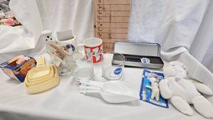 lot 39 image: Assorted Lot of Pilsbury, Sponge Holder, Cups, Bowls