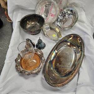 lot 84 image: Silver Plated Bowls, Trays, and Serving Dishes