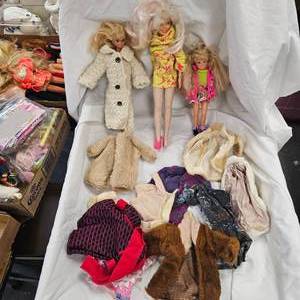 lot 94 image: Barbie Lot with Dolls and ClothesAccessories
