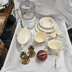 lot 106 image: WS George Peach Blossom Pattern Dishes, 1 Plate, 4 Salad Plates, 3 Saucers, 4 Cups and SP