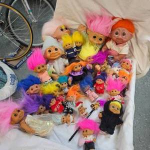 lot 122 image: Assorted Lot of Troll Dolls, minis to Regular Size