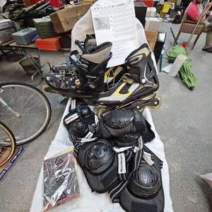 lot 126 image: Roller Blades, Lot includes 2 pair along with KneedElbow Pads, Sizes shown in Picture, Great Condition