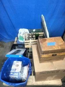 lot 38 image: Pallet Lot of Knick Knacks