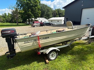 1987 16' Crestliner Boat with 25HP Evinrude Motor and EZ Loader Trailer
