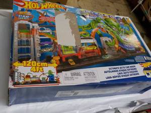 lot 2 image: Hot Wheels Car Wash...