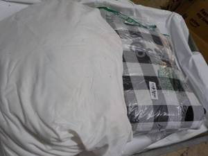 lot 51 image: Bare Home 2 Sheets Sets- guessing Q...