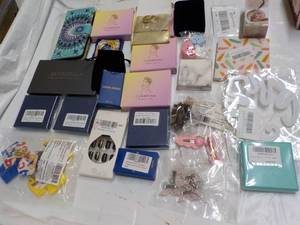 lot 158 image: Jewelry and more...