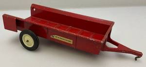 lot 130 image: Vintage INTERNATIONAL Preseed Steel Harvester Manure Speader With Plastic Rims And Rubber Tires 116 Scale (Missing Plastic Spreader Piece)