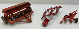 lot 131 image: Misc. Vintage Cast Metal Farm Implements
