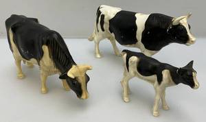 lot 133 image: Vintage Nylint Plastic Cow Figurines