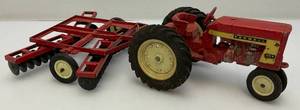 lot 134 image: Vintage 1950s Farmall 404 Tractor & Implement