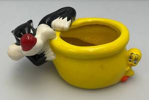 lot 146 image: Vintage Sylvester And Tweety Bird Porcelain Planter Warner Brothers Looney Tunes