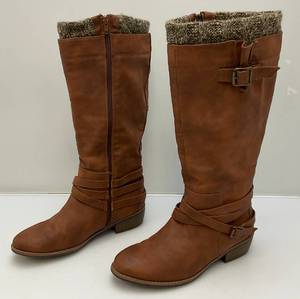 lot 250 image: Womens AKASHA Boots Size 8.5