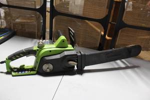 lot 4 image: GreenWorks Cordless Electric Chainsaw with Battery