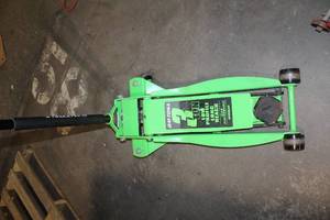 lot 20 image: Daytona 3 Ton Low Profile Long Reach Floor Jack