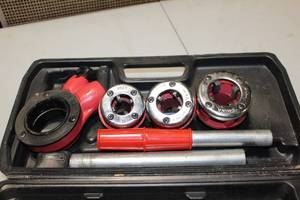 lot 26 image: Central Forge Pipe Thread Kit - 5 Piece Set with 3 Dies