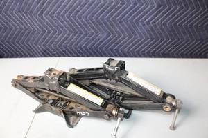 lot 58 image: Set of 2 Used Automotive Scissor Jacks