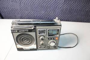 lot 60 image: Vintage Panasonic RF-1170 5-Band Radio