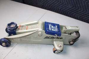 lot 65 image: ACDelco 2 Ton Hydraulic Trolley Jack