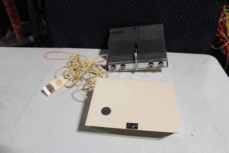 lot 228 image: Vintage Crestline Deluxe Slide Projector with Case