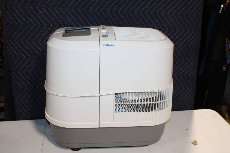 lot 248 image: Holmes Humidifier with Adjustable Settings and Filter