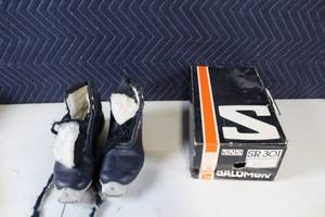lot 33 image: Pair of Salomon SR 301 Womens cross county ski boots with Original Box