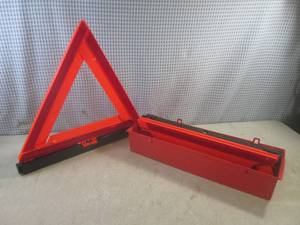 lot 17 image: (EC1) 3pc Triangle Warning Kit...