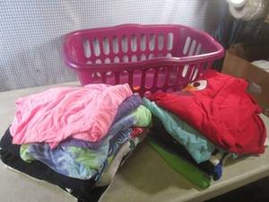 lot 143 image: (EW3) Laundry Basket Full of Assort...
