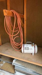 lot 1542 image: Tool Shop 5 Gallon Air Tank with Hose