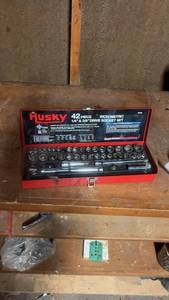 lot 1598 image: Husky 42-Piece InchMetric 14 & 38 Drive Socket Set