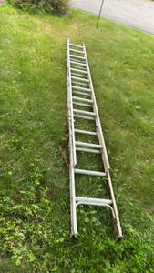 lot 1611 image: Aluminum Extension Ladder