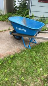 lot 1613 image: Truper Blue Single Wheelbarrow