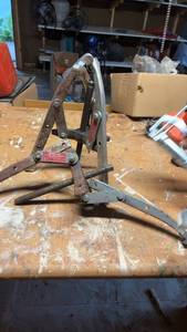 lot 1621 image: Used Ball Joint Separator Set with Grease Gun