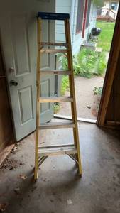 lot 1637 image: 6 ft Werner FS106 Fiberglass Step Ladder, 250 lbs Load Capacity